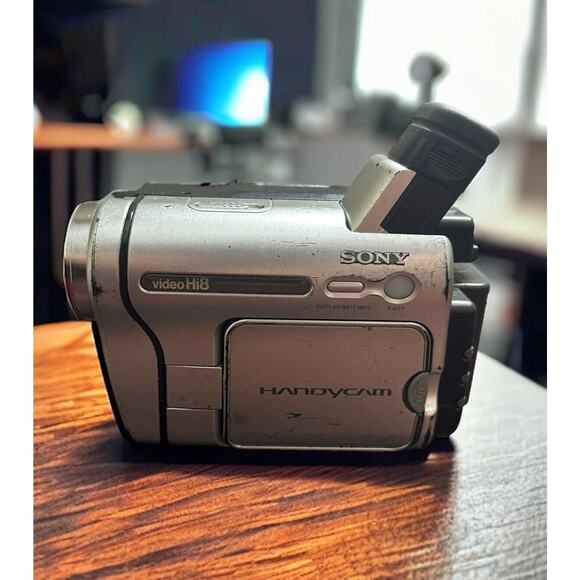 Sony CCD-TRV138 Hi8 8mm Video Camera Camcorder Recorder UNTESTED No Charger - Picture 1 of 7